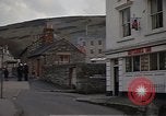 Standbild US-Segler auf Liberty converse mit einer Engländerin Portland England, 1967, aus Sekunde 57 historischem Filmmaterial Videoclip 65675046806