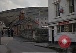 Standbild US-Segler auf Liberty converse mit einer Engländerin Portland England, 1967, aus Sekunde 58 historischem Filmmaterial Videoclip 65675046806