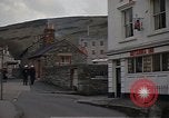 Standbild US-Segler auf Liberty converse mit einer Engländerin Portland England, 1967, aus Sekunde 60 historischem Filmmaterial Videoclip 65675046806