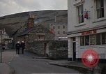 Standbild US-Segler auf Liberty converse mit einer Engländerin Portland England, 1967, aus Sekunde 61 historischem Filmmaterial Videoclip 65675046806