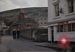 Standbild US-Segler auf Liberty converse mit einer Engländerin Portland England, 1967, aus Sekunde 62 historischem Filmmaterial Videoclip 65675046806