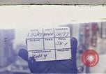 Immagine di I marinai DEGLI STATI UNITI sulla libertà di esplorare i negozi lungo Fortuneswell Portland England Regno Unito, 1967, secondo 1 filmato di repertorio 65675046807