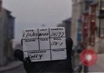 Immagine di I marinai DEGLI STATI UNITI sulla libertà di esplorare i negozi lungo Fortuneswell Portland England Regno Unito, 1967, secondo 3 filmato di repertorio 65675046807