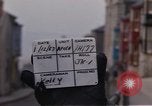 Immagine di I marinai DEGLI STATI UNITI sulla libertà di esplorare i negozi lungo Fortuneswell Portland England Regno Unito, 1967, secondo 4 filmato di repertorio 65675046807
