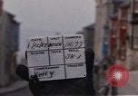 Immagine di I marinai DEGLI STATI UNITI sulla libertà di esplorare i negozi lungo Fortuneswell Portland England Regno Unito, 1967, secondo 5 filmato di repertorio 65675046807