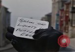 Immagine di I marinai DEGLI STATI UNITI sulla libertà di esplorare i negozi lungo Fortuneswell Portland England Regno Unito, 1967, secondo 6 filmato di repertorio 65675046807