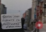 Immagine di I marinai DEGLI STATI UNITI sulla libertà di esplorare i negozi lungo Fortuneswell Portland England Regno Unito, 1967, secondo 7 filmato di repertorio 65675046807