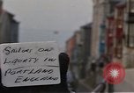 Immagine di I marinai DEGLI STATI UNITI sulla libertà di esplorare i negozi lungo Fortuneswell Portland England Regno Unito, 1967, secondo 8 filmato di repertorio 65675046807