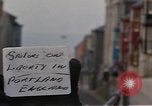 Immagine di I marinai DEGLI STATI UNITI sulla libertà di esplorare i negozi lungo Fortuneswell Portland England Regno Unito, 1967, secondo 9 filmato di repertorio 65675046807
