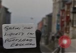 Immagine di I marinai DEGLI STATI UNITI sulla libertà di esplorare i negozi lungo Fortuneswell Portland England Regno Unito, 1967, secondo 10 filmato di repertorio 65675046807