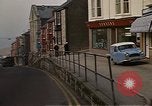 Immagine di I marinai DEGLI STATI UNITI sulla libertà di esplorare i negozi lungo Fortuneswell Portland England Regno Unito, 1967, secondo 12 filmato di repertorio 65675046807