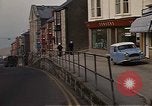 Immagine di I marinai DEGLI STATI UNITI sulla libertà di esplorare i negozi lungo Fortuneswell Portland England Regno Unito, 1967, secondo 13 filmato di repertorio 65675046807
