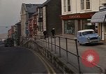 Immagine di I marinai DEGLI STATI UNITI sulla libertà di esplorare i negozi lungo Fortuneswell Portland England Regno Unito, 1967, secondo 14 filmato di repertorio 65675046807