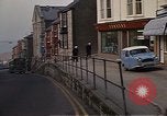 Immagine di I marinai DEGLI STATI UNITI sulla libertà di esplorare i negozi lungo Fortuneswell Portland England Regno Unito, 1967, secondo 15 filmato di repertorio 65675046807