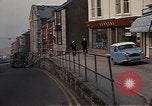 Immagine di I marinai DEGLI STATI UNITI sulla libertà di esplorare i negozi lungo Fortuneswell Portland England Regno Unito, 1967, secondo 16 filmato di repertorio 65675046807