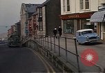 Immagine di I marinai DEGLI STATI UNITI sulla libertà di esplorare i negozi lungo Fortuneswell Portland England Regno Unito, 1967, secondo 17 filmato di repertorio 65675046807