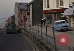 Immagine di I marinai DEGLI STATI UNITI sulla libertà di esplorare i negozi lungo Fortuneswell Portland England Regno Unito, 1967, secondo 18 filmato di repertorio 65675046807