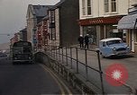 Immagine di I marinai DEGLI STATI UNITI sulla libertà di esplorare i negozi lungo Fortuneswell Portland England Regno Unito, 1967, secondo 19 filmato di repertorio 65675046807