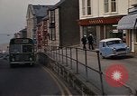 Immagine di I marinai DEGLI STATI UNITI sulla libertà di esplorare i negozi lungo Fortuneswell Portland England Regno Unito, 1967, secondo 20 filmato di repertorio 65675046807