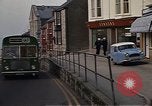 Immagine di I marinai DEGLI STATI UNITI sulla libertà di esplorare i negozi lungo Fortuneswell Portland England Regno Unito, 1967, secondo 21 filmato di repertorio 65675046807