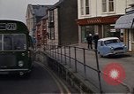 Immagine di I marinai DEGLI STATI UNITI sulla libertà di esplorare i negozi lungo Fortuneswell Portland England Regno Unito, 1967, secondo 22 filmato di repertorio 65675046807