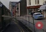 Immagine di I marinai DEGLI STATI UNITI sulla libertà di esplorare i negozi lungo Fortuneswell Portland England Regno Unito, 1967, secondo 23 filmato di repertorio 65675046807