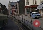 Immagine di I marinai DEGLI STATI UNITI sulla libertà di esplorare i negozi lungo Fortuneswell Portland England Regno Unito, 1967, secondo 24 filmato di repertorio 65675046807