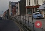 Immagine di I marinai DEGLI STATI UNITI sulla libertà di esplorare i negozi lungo Fortuneswell Portland England Regno Unito, 1967, secondo 25 filmato di repertorio 65675046807