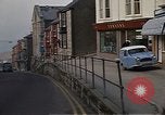 Immagine di I marinai DEGLI STATI UNITI sulla libertà di esplorare i negozi lungo Fortuneswell Portland England Regno Unito, 1967, secondo 27 filmato di repertorio 65675046807