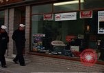 Immagine di I marinai DEGLI STATI UNITI sulla libertà di esplorare i negozi lungo Fortuneswell Portland England Regno Unito, 1967, secondo 33 filmato di repertorio 65675046807