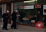 Immagine di I marinai DEGLI STATI UNITI sulla libertà di esplorare i negozi lungo Fortuneswell Portland England Regno Unito, 1967, secondo 34 filmato di repertorio 65675046807