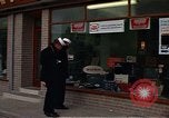 Immagine di I marinai DEGLI STATI UNITI sulla libertà di esplorare i negozi lungo Fortuneswell Portland England Regno Unito, 1967, secondo 36 filmato di repertorio 65675046807