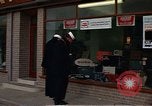 Immagine di I marinai DEGLI STATI UNITI sulla libertà di esplorare i negozi lungo Fortuneswell Portland England Regno Unito, 1967, secondo 37 filmato di repertorio 65675046807