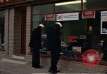 Immagine di I marinai DEGLI STATI UNITI sulla libertà di esplorare i negozi lungo Fortuneswell Portland England Regno Unito, 1967, secondo 38 filmato di repertorio 65675046807