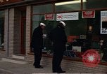 Immagine di I marinai DEGLI STATI UNITI sulla libertà di esplorare i negozi lungo Fortuneswell Portland England Regno Unito, 1967, secondo 39 filmato di repertorio 65675046807
