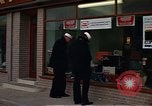 Immagine di I marinai DEGLI STATI UNITI sulla libertà di esplorare i negozi lungo Fortuneswell Portland England Regno Unito, 1967, secondo 40 filmato di repertorio 65675046807