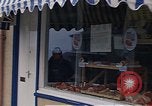 Immagine di I marinai DEGLI STATI UNITI sulla libertà di esplorare i negozi lungo Fortuneswell Portland England Regno Unito, 1967, secondo 43 filmato di repertorio 65675046807