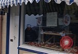 Immagine di I marinai DEGLI STATI UNITI sulla libertà di esplorare i negozi lungo Fortuneswell Portland England Regno Unito, 1967, secondo 44 filmato di repertorio 65675046807