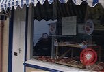Immagine di I marinai DEGLI STATI UNITI sulla libertà di esplorare i negozi lungo Fortuneswell Portland England Regno Unito, 1967, secondo 45 filmato di repertorio 65675046807