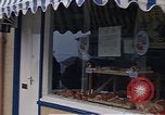 Immagine di I marinai DEGLI STATI UNITI sulla libertà di esplorare i negozi lungo Fortuneswell Portland England Regno Unito, 1967, secondo 46 filmato di repertorio 65675046807