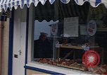 Immagine di I marinai DEGLI STATI UNITI sulla libertà di esplorare i negozi lungo Fortuneswell Portland England Regno Unito, 1967, secondo 47 filmato di repertorio 65675046807