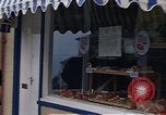 Immagine di I marinai DEGLI STATI UNITI sulla libertà di esplorare i negozi lungo Fortuneswell Portland England Regno Unito, 1967, secondo 48 filmato di repertorio 65675046807