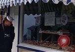 Immagine di I marinai DEGLI STATI UNITI sulla libertà di esplorare i negozi lungo Fortuneswell Portland England Regno Unito, 1967, secondo 49 filmato di repertorio 65675046807