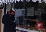 Immagine di I marinai DEGLI STATI UNITI sulla libertà di esplorare i negozi lungo Fortuneswell Portland England Regno Unito, 1967, secondo 50 filmato di repertorio 65675046807
