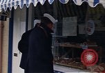 Immagine di I marinai DEGLI STATI UNITI sulla libertà di esplorare i negozi lungo Fortuneswell Portland England Regno Unito, 1967, secondo 51 filmato di repertorio 65675046807