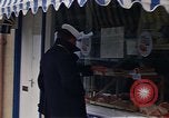 Immagine di I marinai DEGLI STATI UNITI sulla libertà di esplorare i negozi lungo Fortuneswell Portland England Regno Unito, 1967, secondo 52 filmato di repertorio 65675046807