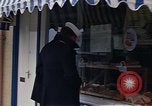 Immagine di I marinai DEGLI STATI UNITI sulla libertà di esplorare i negozi lungo Fortuneswell Portland England Regno Unito, 1967, secondo 53 filmato di repertorio 65675046807
