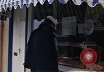 Immagine di I marinai DEGLI STATI UNITI sulla libertà di esplorare i negozi lungo Fortuneswell Portland England Regno Unito, 1967, secondo 54 filmato di repertorio 65675046807