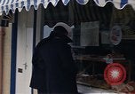 Immagine di I marinai DEGLI STATI UNITI sulla libertà di esplorare i negozi lungo Fortuneswell Portland England Regno Unito, 1967, secondo 55 filmato di repertorio 65675046807