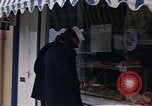 Immagine di I marinai DEGLI STATI UNITI sulla libertà di esplorare i negozi lungo Fortuneswell Portland England Regno Unito, 1967, secondo 56 filmato di repertorio 65675046807